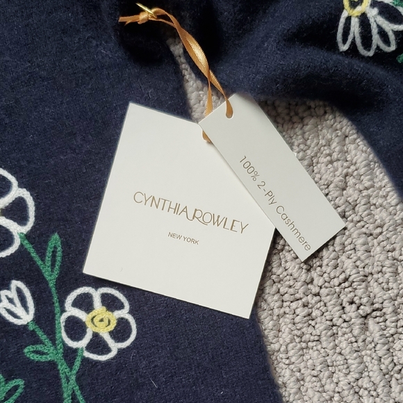 Cashmere NWT Floral Embroidered Navy Sweater. Size Medium - Picture 3 of 5